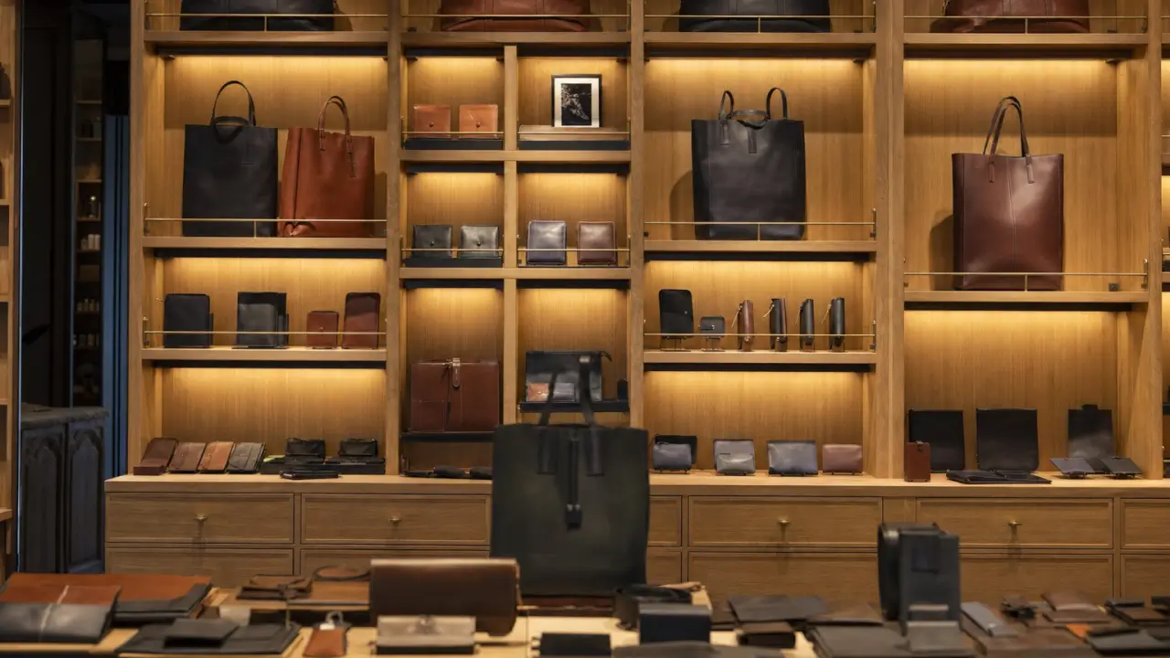 Mobilier commercial polyvalent dans un cabinet vétérinaire français : présentoir bois et métal pour croquettes et accessoires animaux, dossier de service à proximité